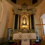 ...posizionata al centro del sontuoso altare maggiore...